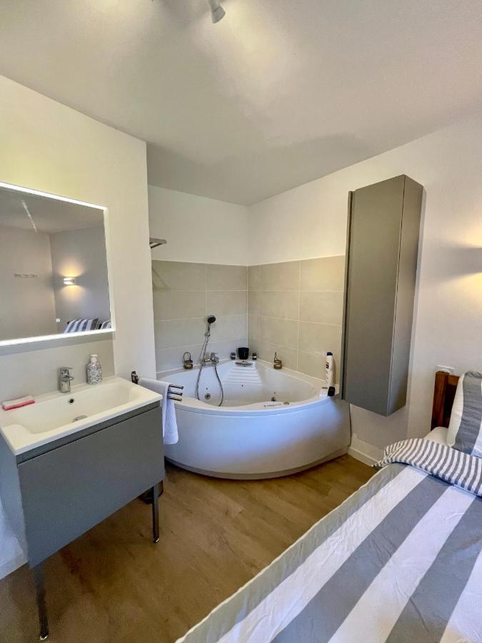 Badine Beach 5P Plage Piscine Balneo Clim Jardin Exotique Hyeres Exterior photo