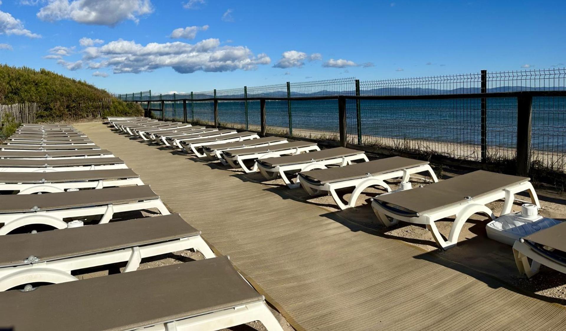 Badine Beach 5P Plage Piscine Balneo Clim Jardin Exotique Hyeres Exterior photo